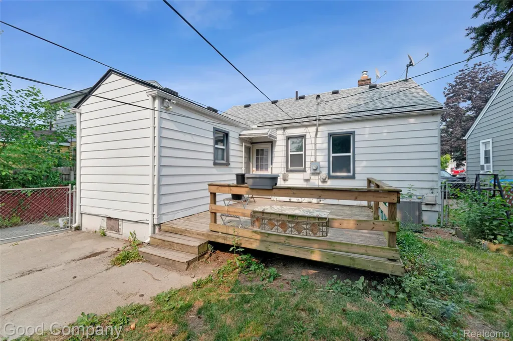 26091 Alger Boulevard Madison Heights City MI 48071