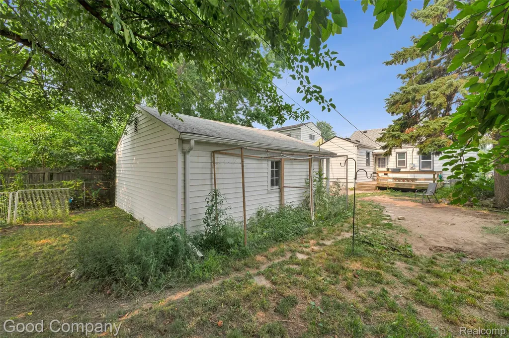 26091 Alger Boulevard Madison Heights City MI 48071