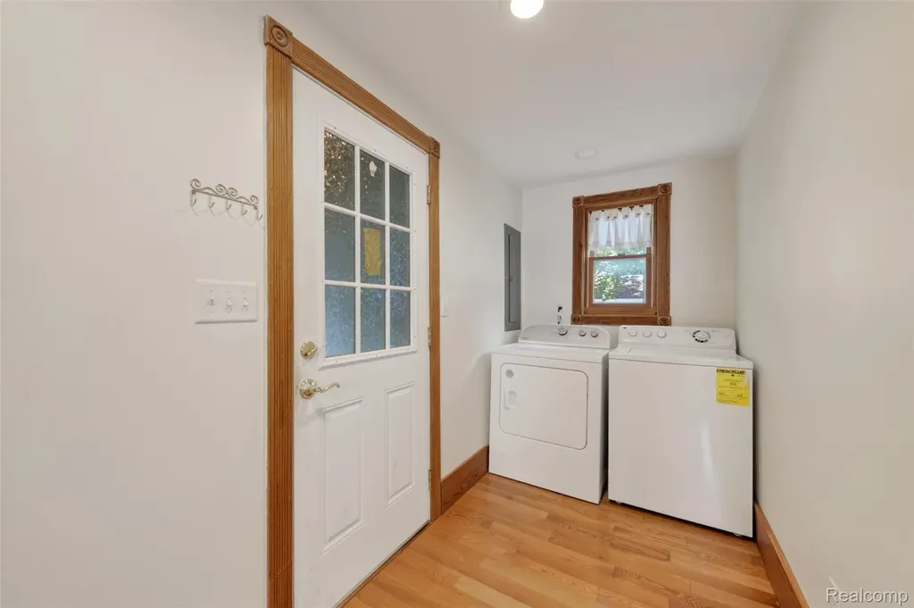 543 W Middle Street Chelsea City MI 48118