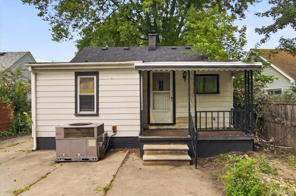 27036 Townley Street Madison Heights City MI 48071