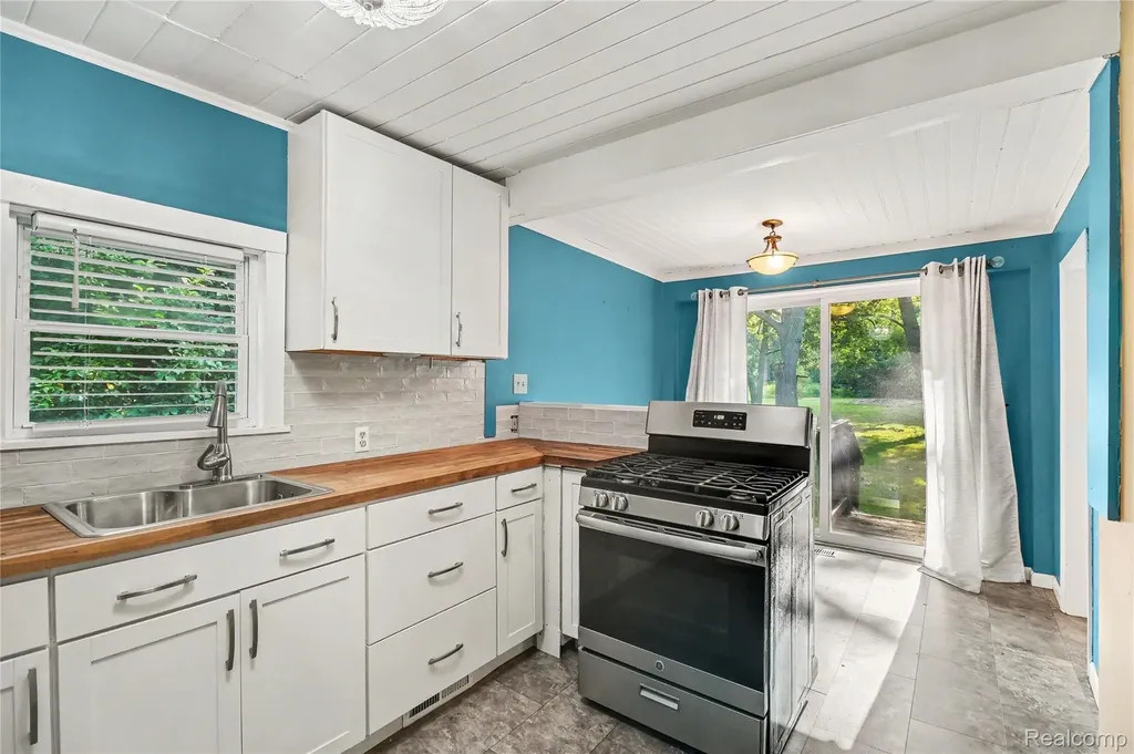 23830 Scotia Road Oak Park City MI 48237
