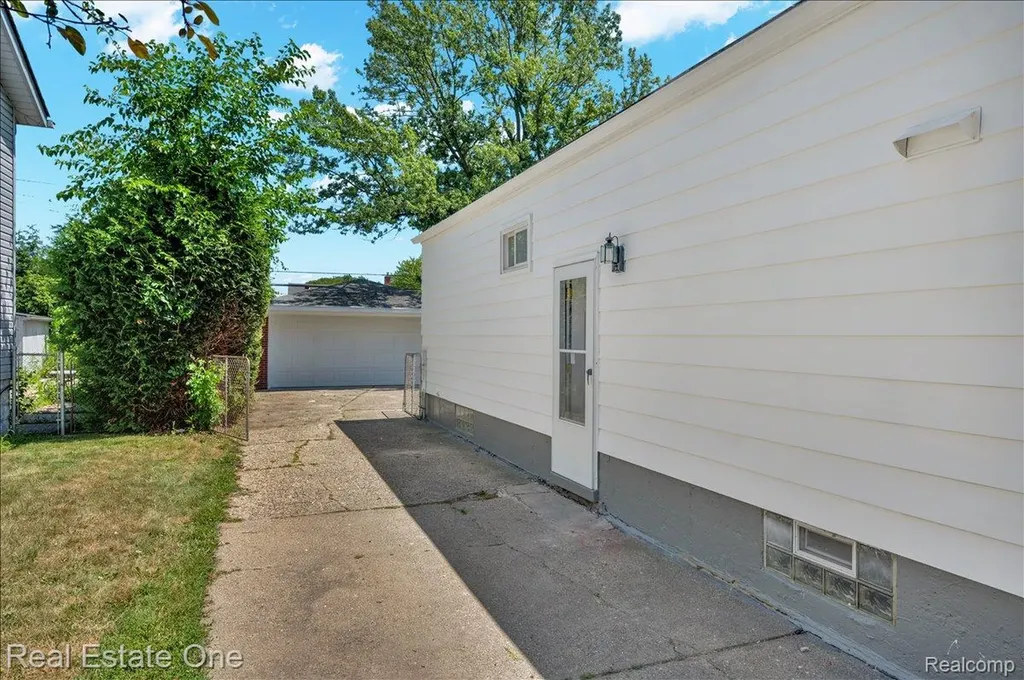 22130 Brittany Avenue Eastpointe City MI 48021