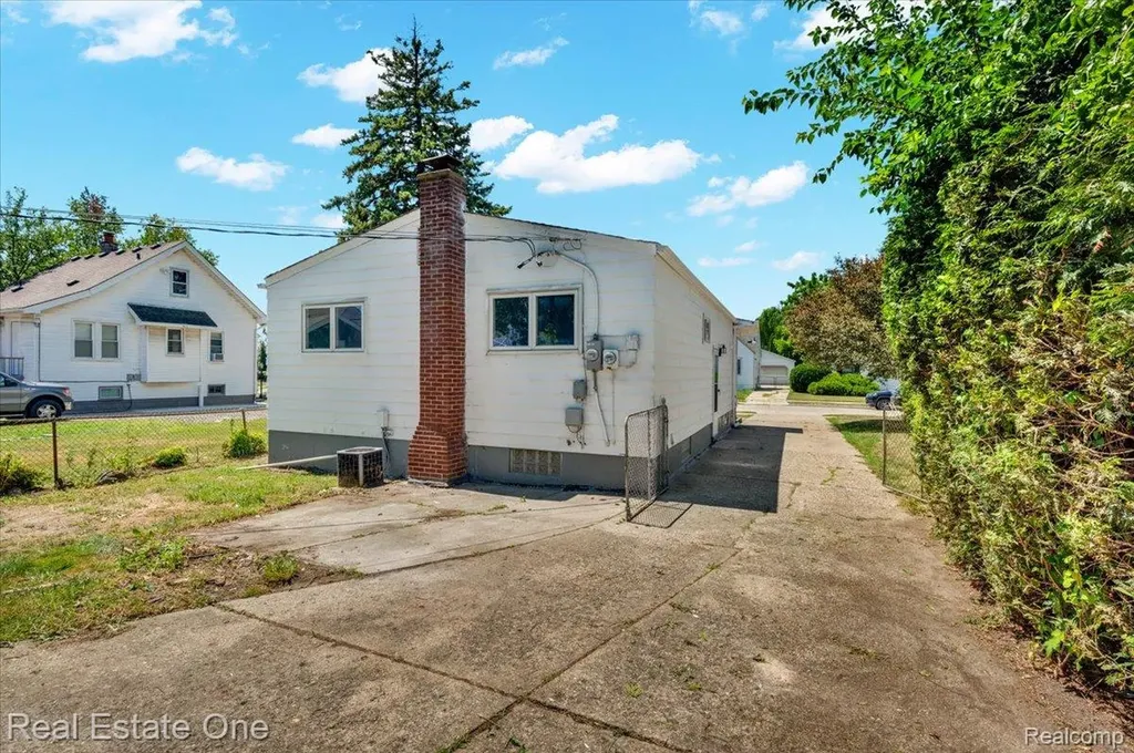 22130 Brittany Avenue Eastpointe City MI 48021