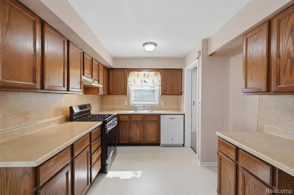 32600 W Chicago Street Livonia City MI 48150