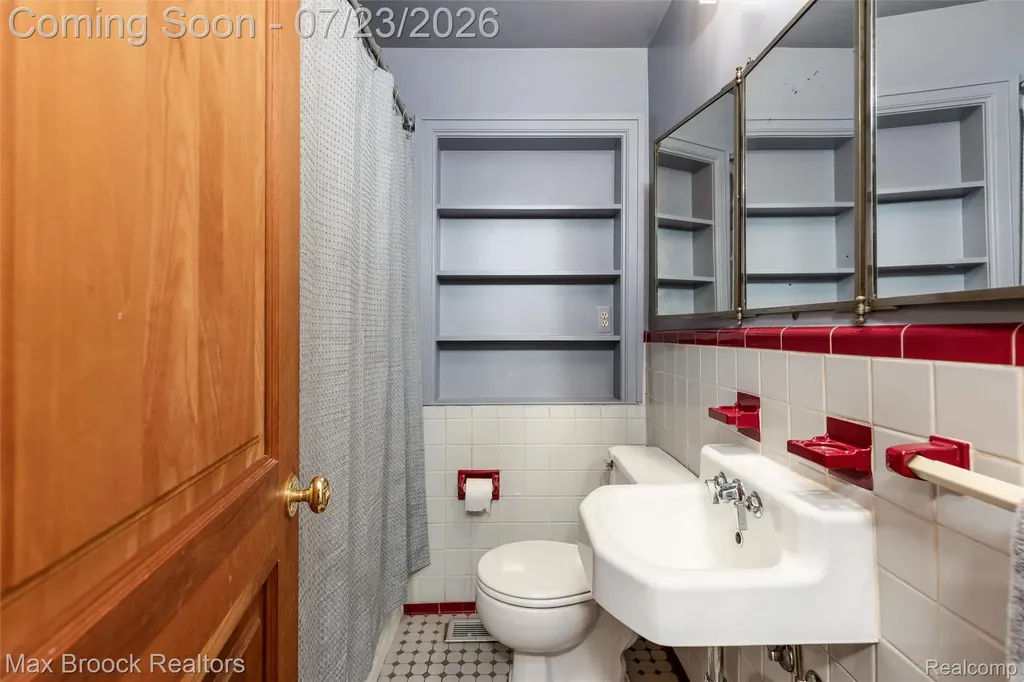 118 Midland Boulevard Royal Oak City MI 48073