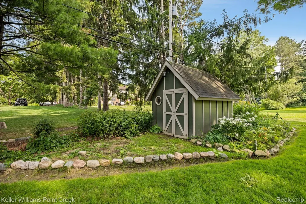 340 Donegal Drive Rochester Hills City MI 48309