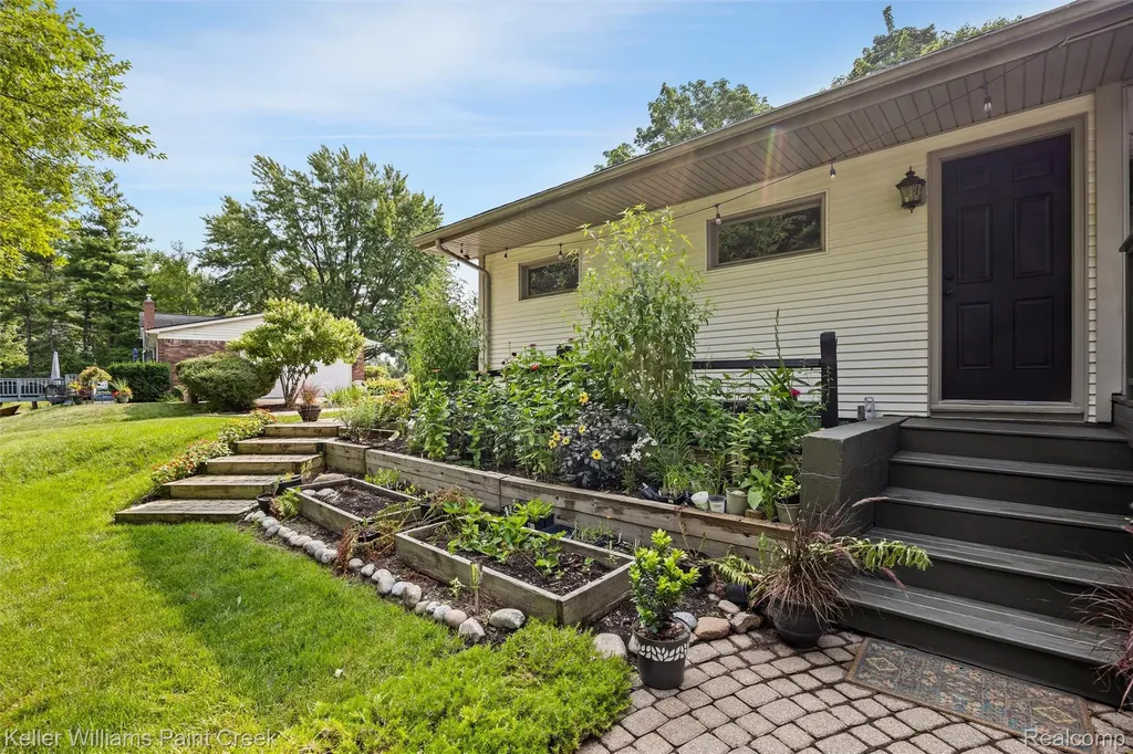 340 Donegal Drive Rochester Hills City MI 48309