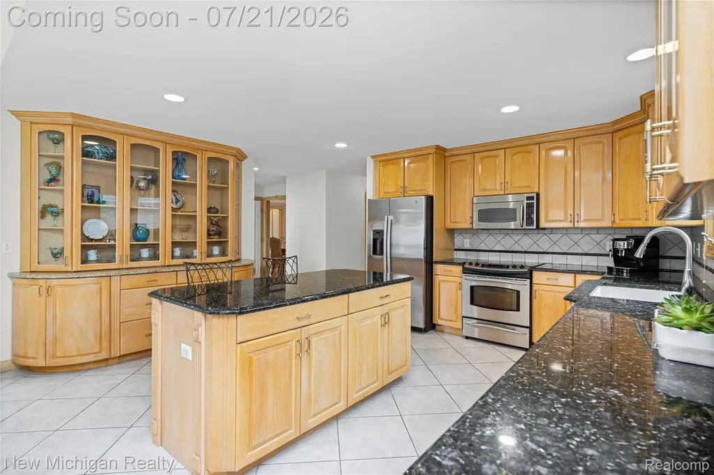 49787 Lakebridge Drive Shelby Charter Township MI 48315