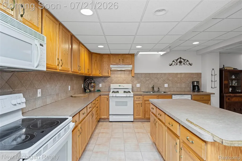 49787 Lakebridge Drive Shelby Charter Township MI 48315