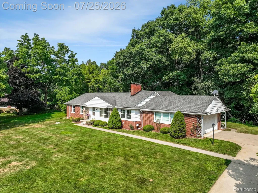 24800 N Cromwell Drive Franklin Village MI 48025