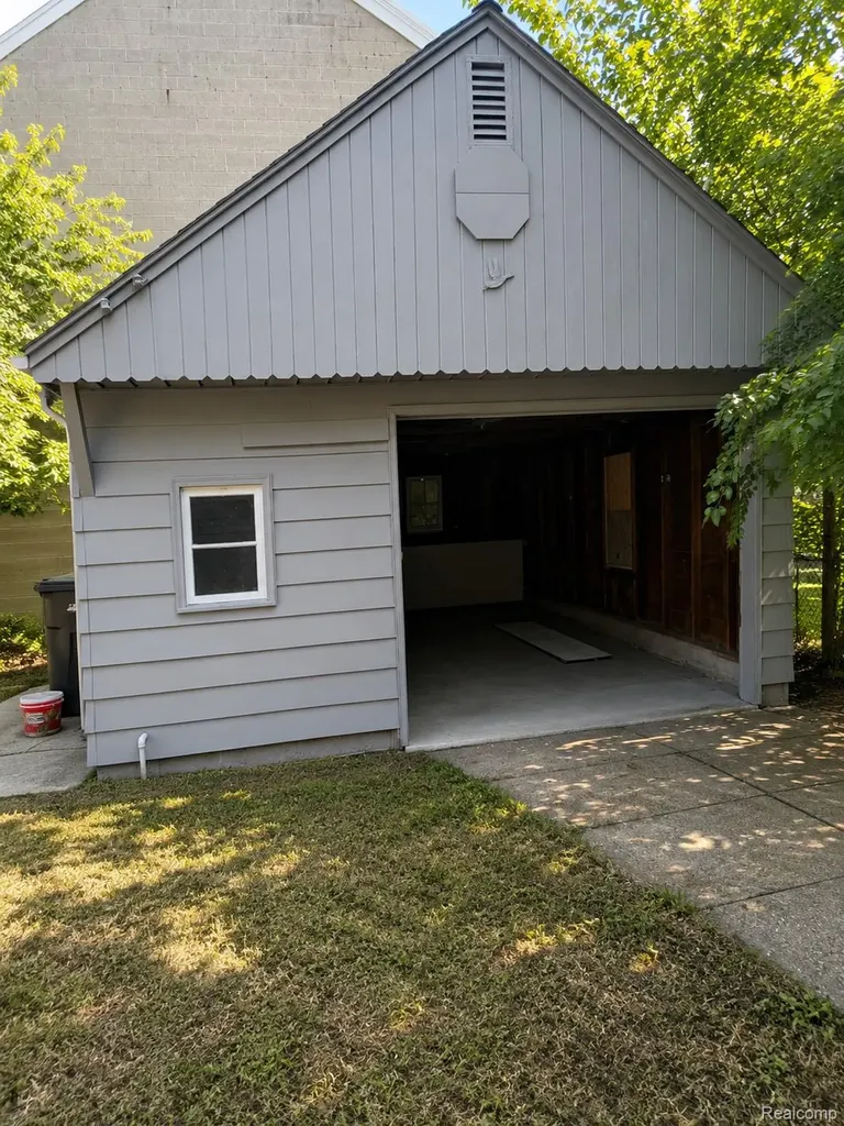 741 Freeman Avenue Flint City MI 48507