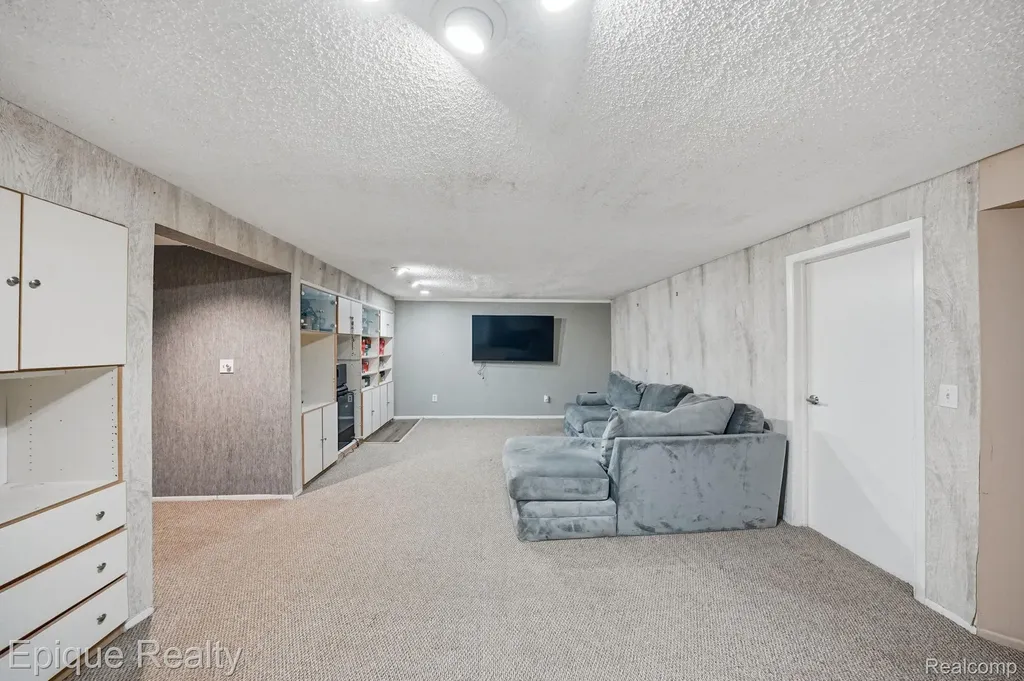 27328 Apple Blossom Lane Southfield City MI 48034