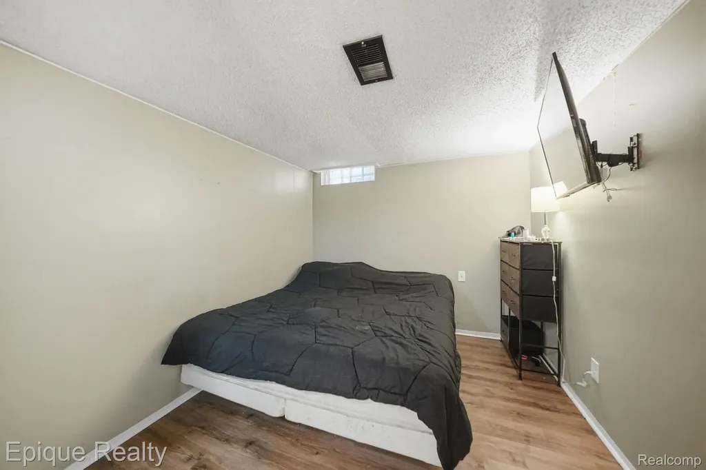 27328 Apple Blossom Lane Southfield City MI 48034