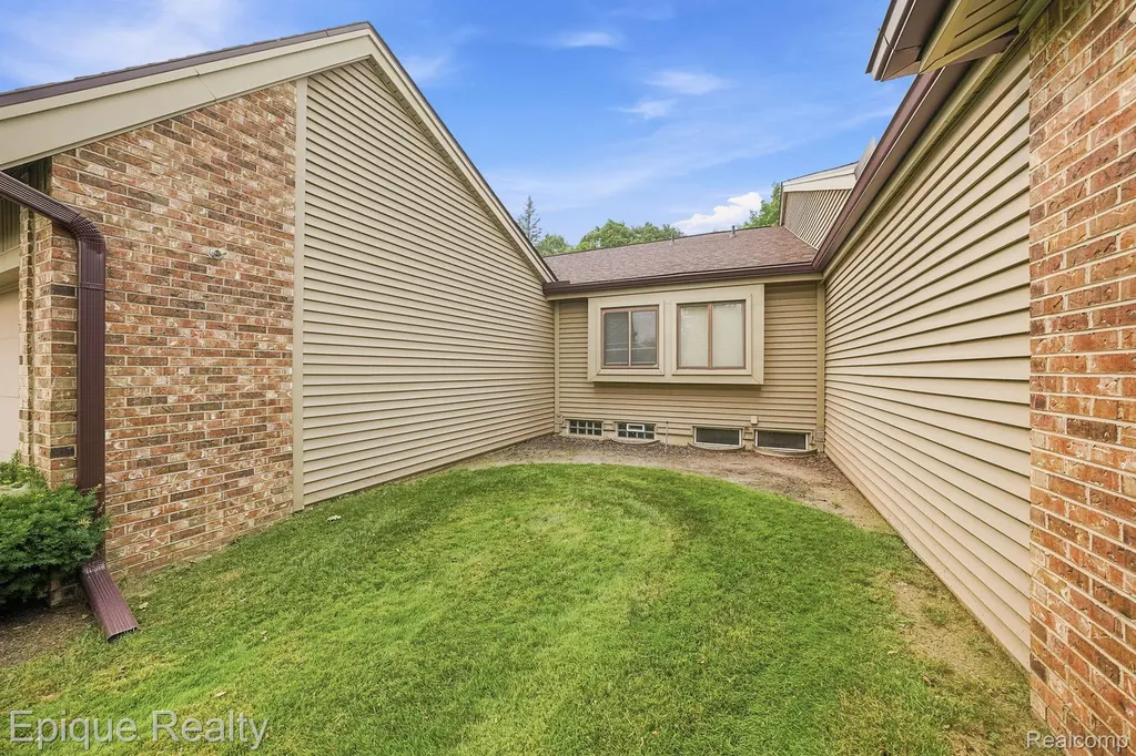 27328 Apple Blossom Lane Southfield City MI 48034