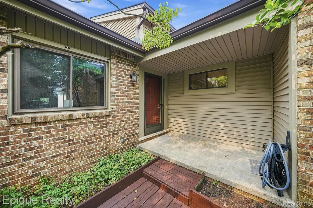 27328 Apple Blossom Lane Southfield City MI 48034
