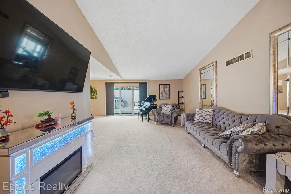 27328 Apple Blossom Lane Southfield City MI 48034
