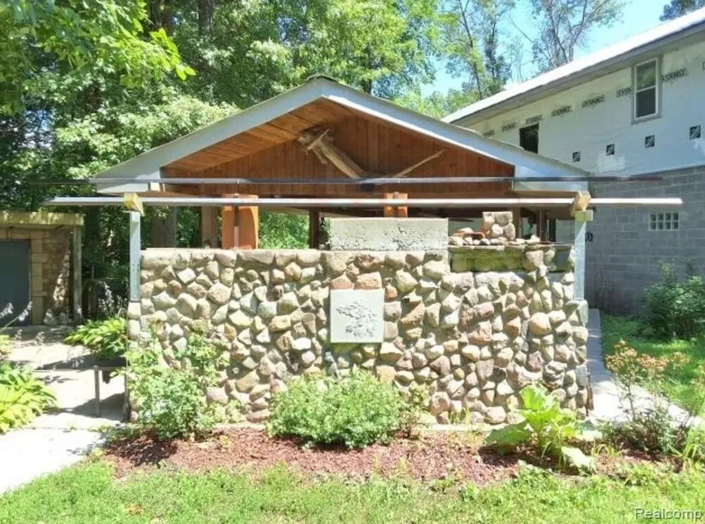 2040 Golf Course Road Clay Township MI 48028