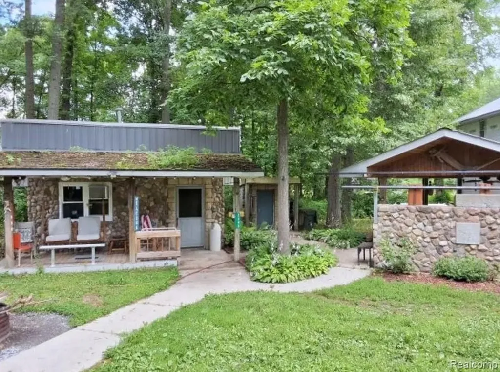 2040 Golf Course Road Clay Township MI 48028