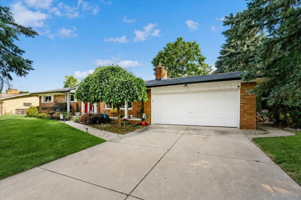 18701 Thomasine Street Clinton Charter Township MI 48036