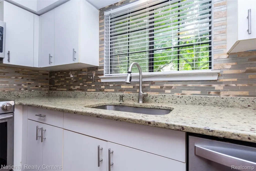 29820 Indian Trail Farmington Hills City MI 48331
