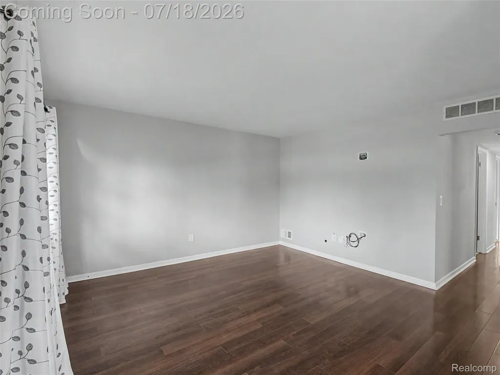 1108 E Goulson Avenue Hazel Park City MI 48030