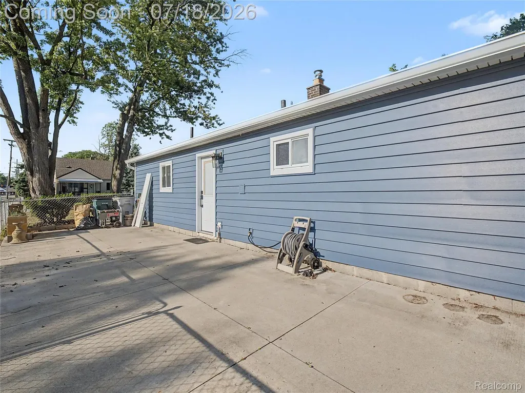 1108 E Goulson Avenue Hazel Park City MI 48030