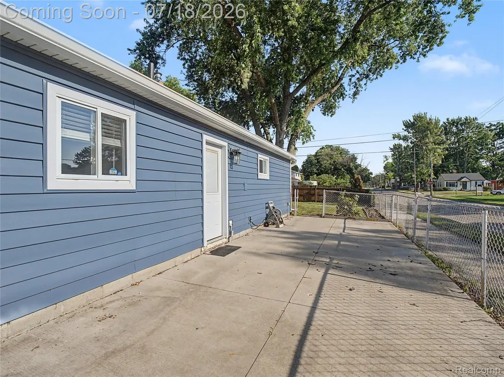 1108 E Goulson Avenue Hazel Park City MI 48030