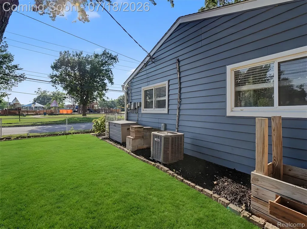 1108 E Goulson Avenue Hazel Park City MI 48030