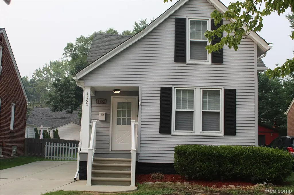 1552 Brys Drive Grosse Pointe Woods City MI 48236
