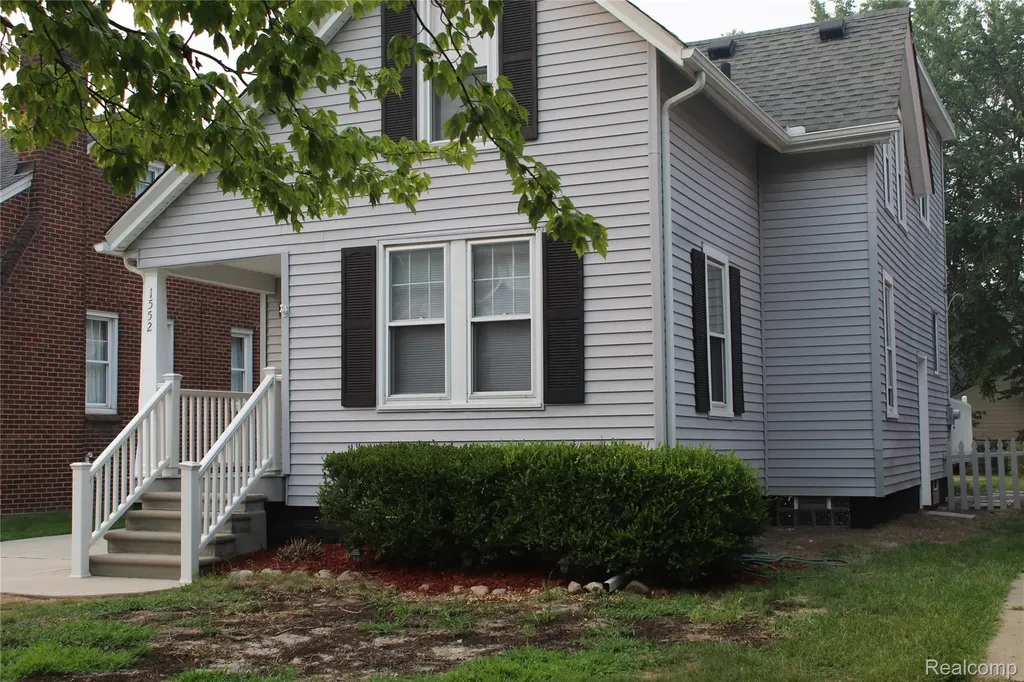 1552 Brys Drive Grosse Pointe Woods City MI 48236