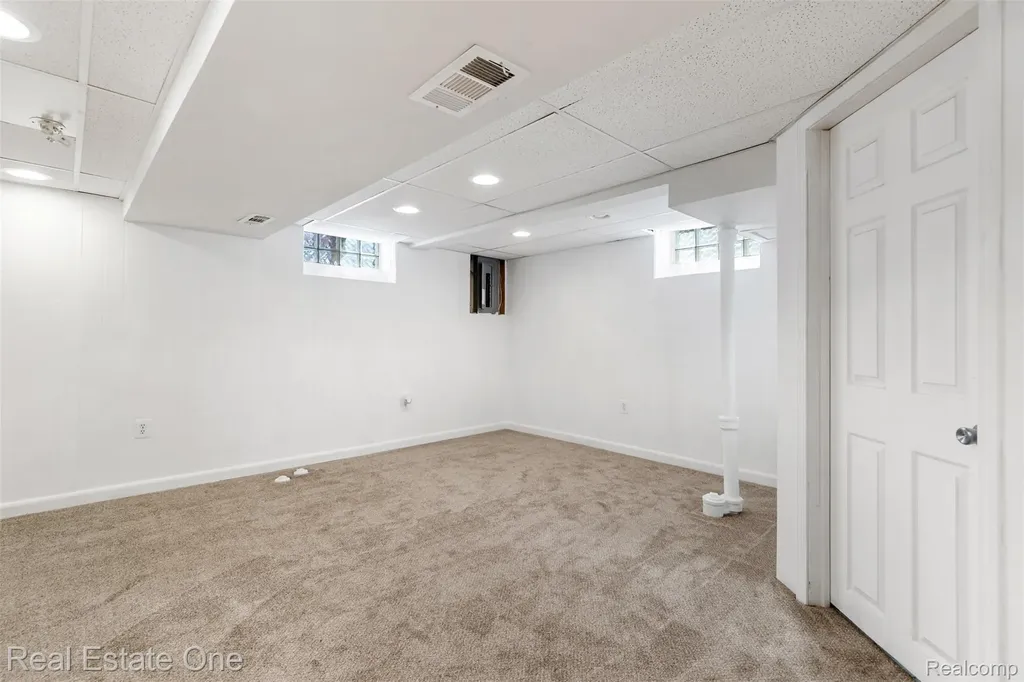 15435 Jonas Avenue Allen Park City MI 48101