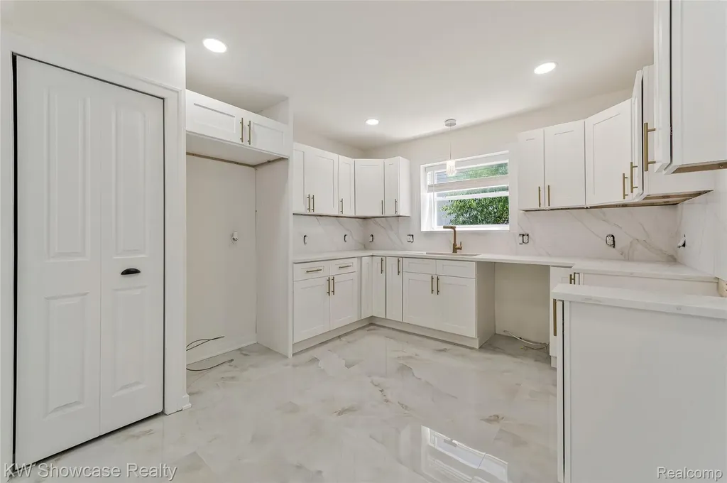 4392 Cass Elizabeth Road Waterford Charter Township MI 48328