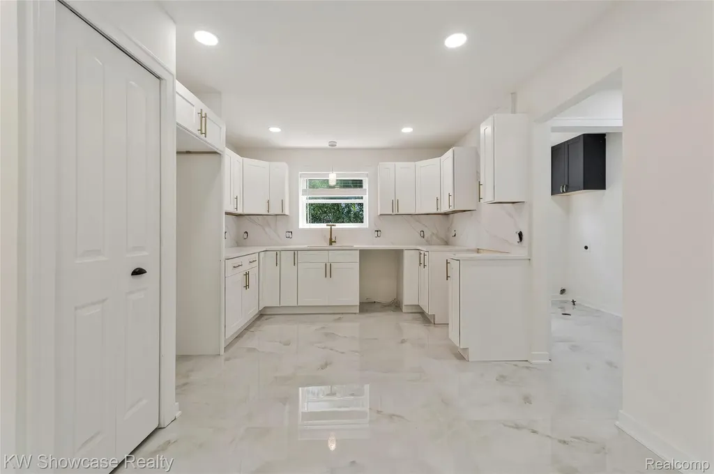 4392 Cass Elizabeth Road Waterford Charter Township MI 48328