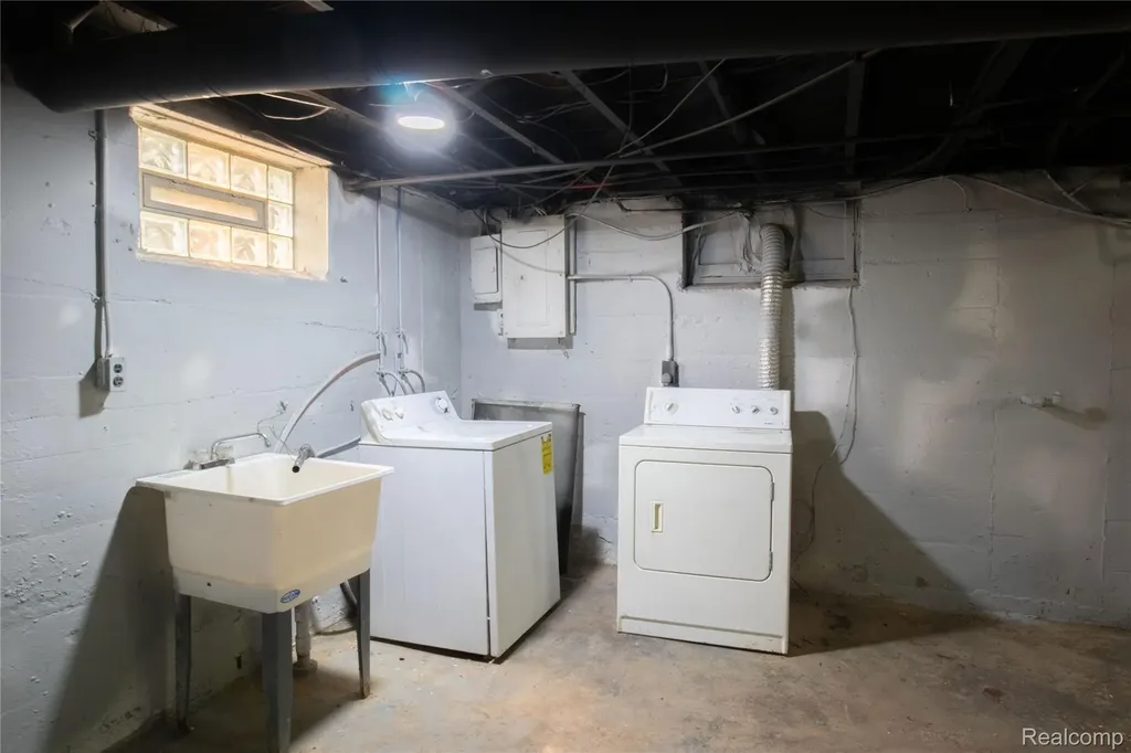 633 N Perry Street Pontiac City MI 48342
