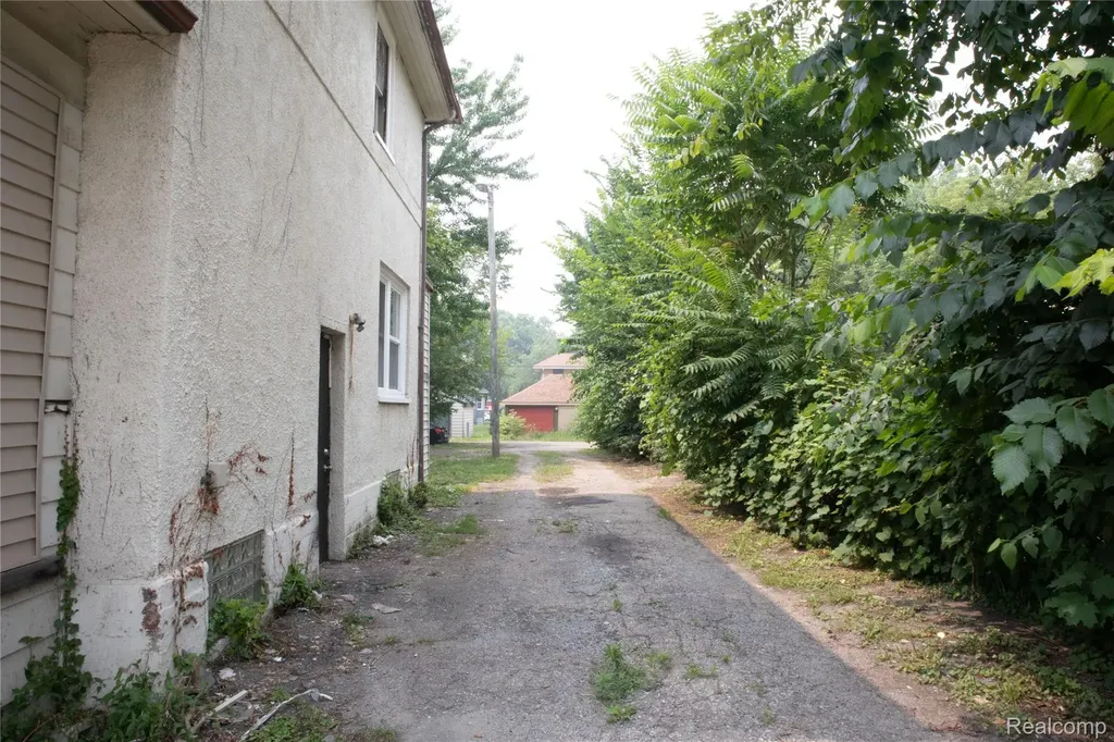 633 N Perry Street Pontiac City MI 48342
