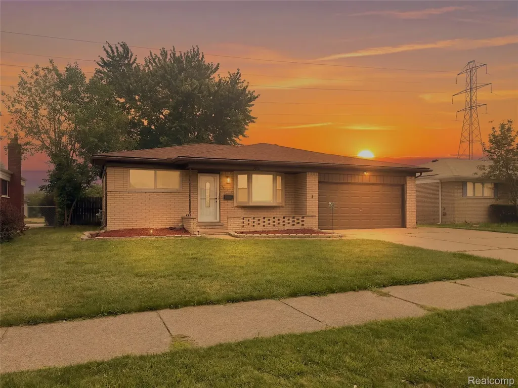 28423 Flanders Avenue Warren City MI 48088