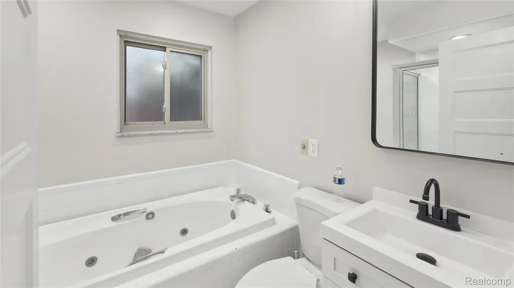 28423 Flanders Avenue Warren City MI 48088