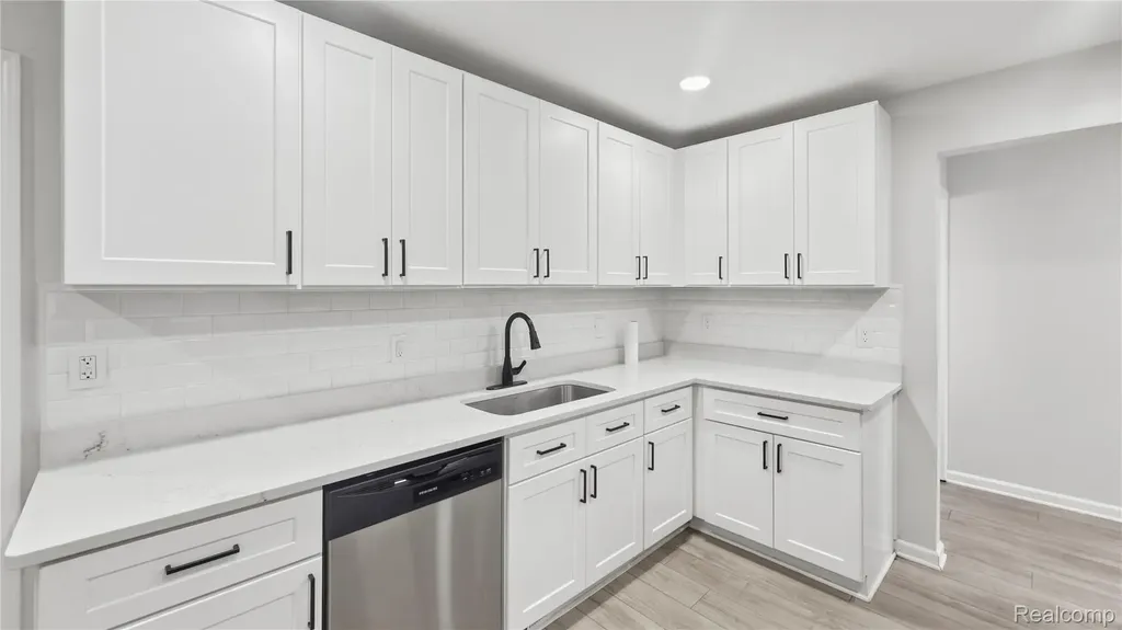 28423 Flanders Avenue Warren City MI 48088