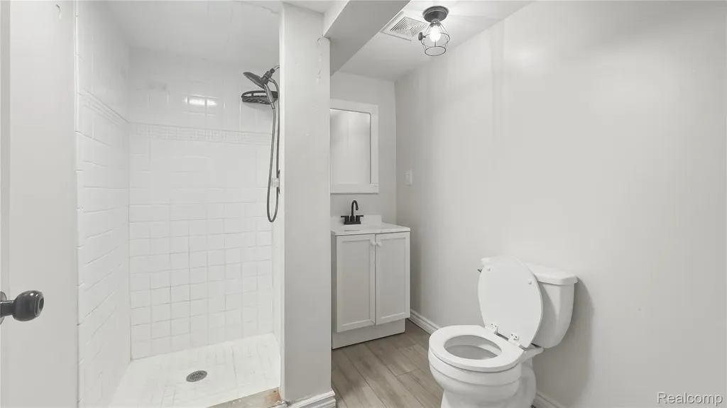 28423 Flanders Avenue Warren City MI 48088