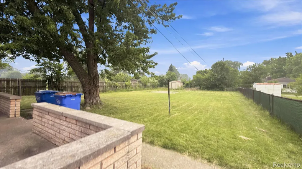 28423 Flanders Avenue Warren City MI 48088