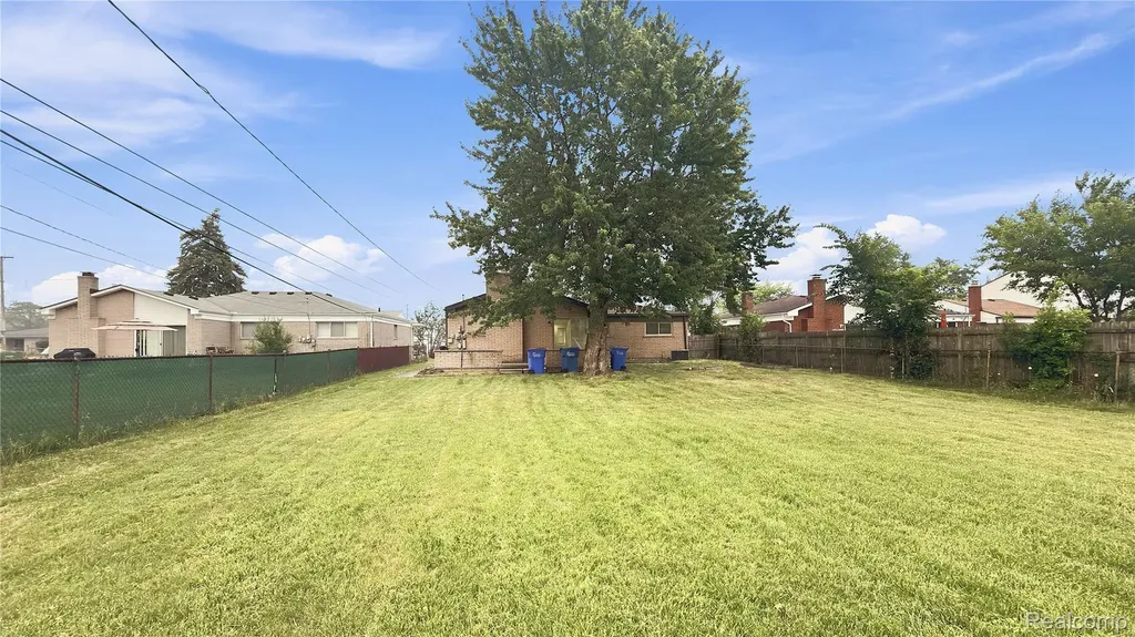 28423 Flanders Avenue Warren City MI 48088