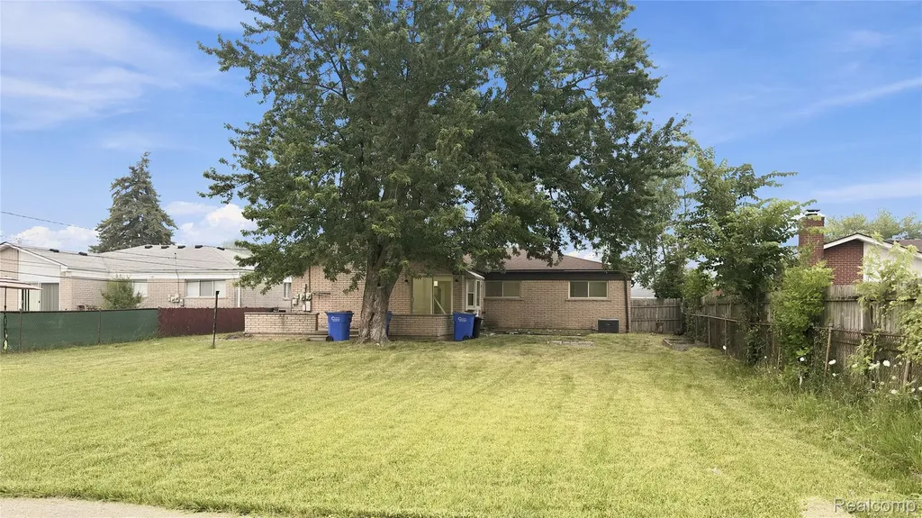 28423 Flanders Avenue Warren City MI 48088