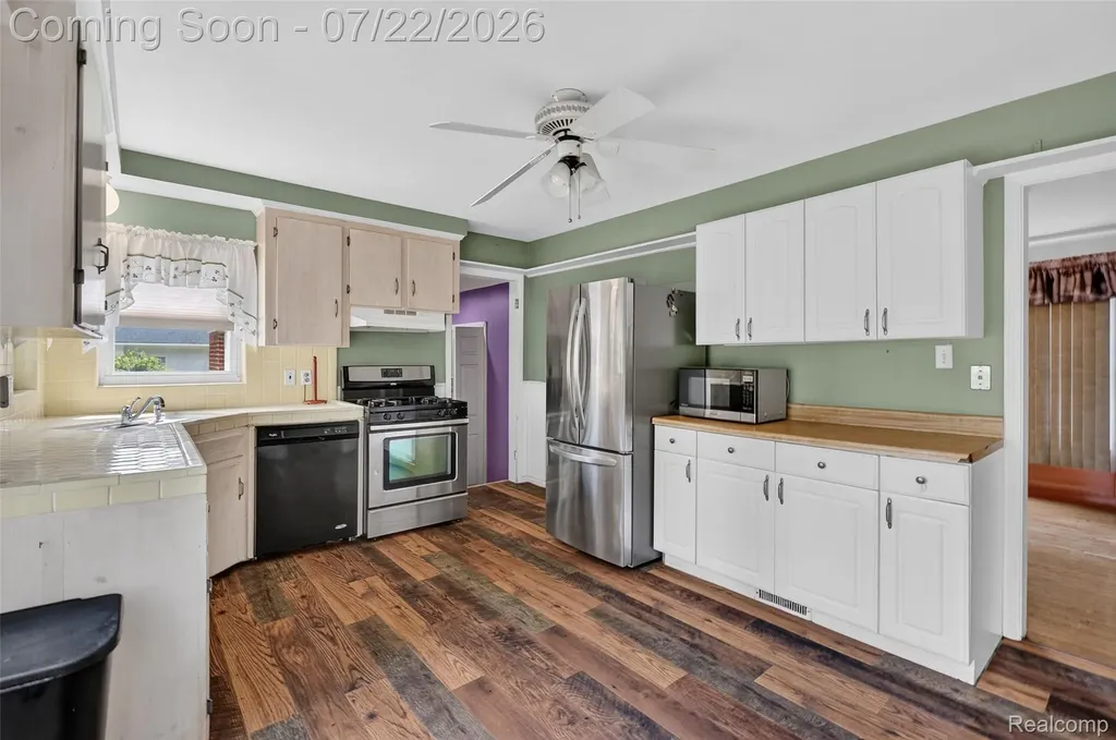 28014 6 Mile Road Livonia City MI 48152