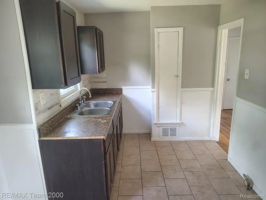 1828 Garfield Avenue Lincoln Park City MI 48146