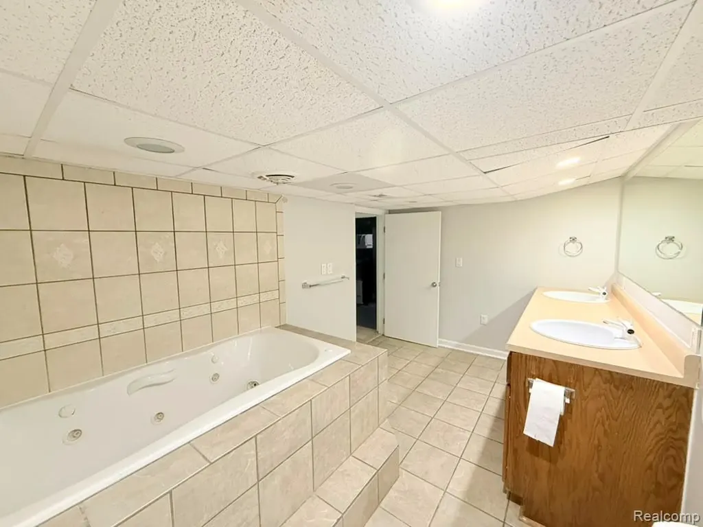 2910 Moon Lake Drive West Bloomfield Charter Township MI 48323