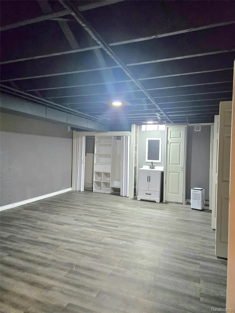 3639 Pall Drive Warren City MI 48092