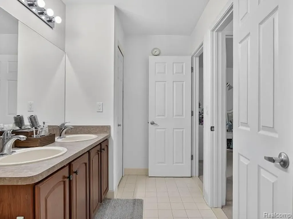 32969 Brookside Circle Livonia City MI 48152