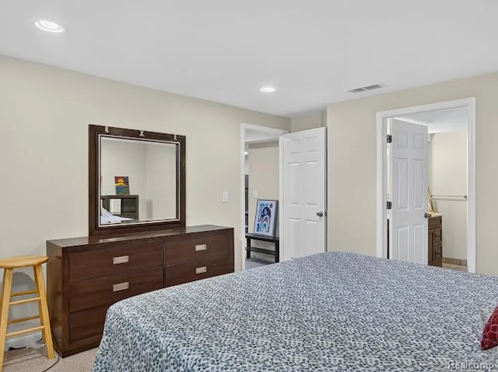32969 Brookside Circle Livonia City MI 48152