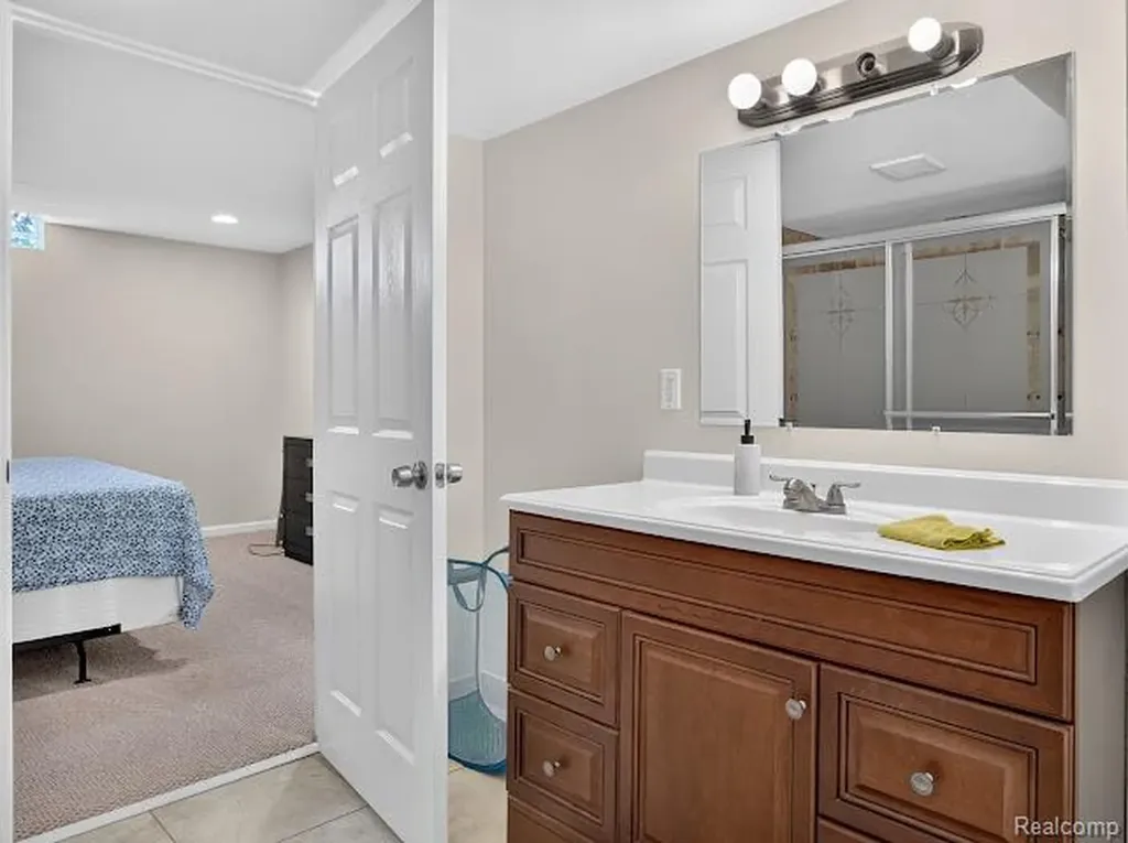 32969 Brookside Circle Livonia City MI 48152