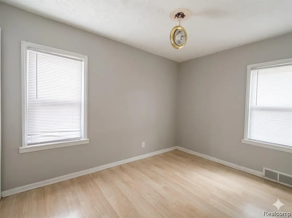 7569 Westminster Avenue Warren City MI 48091